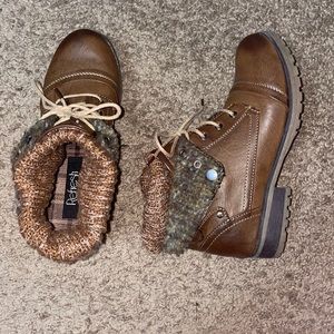 SZ 8 Boots in Women 🥾